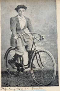 brighton_lady_cyclist